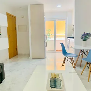 Apartamento Homely Parras Con Terraza, Málaga